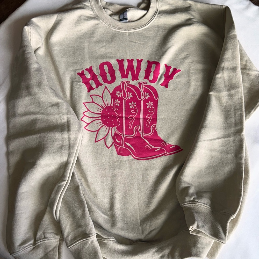 Gildan Beige Sweatshirt with Pink 'Howdy' Design